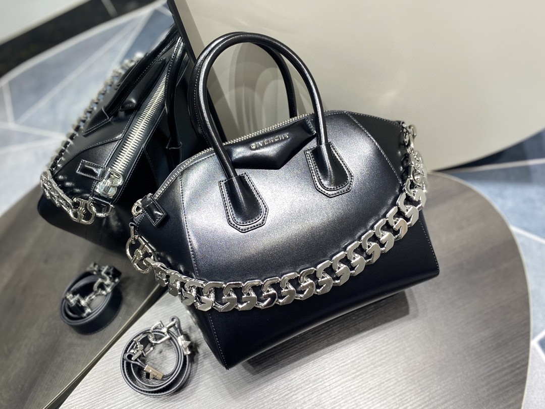 Gienvchy_Antigona_Tote-2